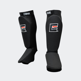 Combat CRNR Slip-On Shin Pad - Schwarz